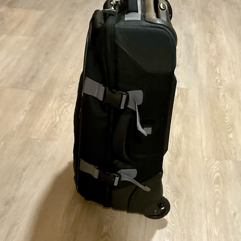 Oakley Black and Gray Travel Bag and Computer Bag….Set…. - Picture 4 of 10